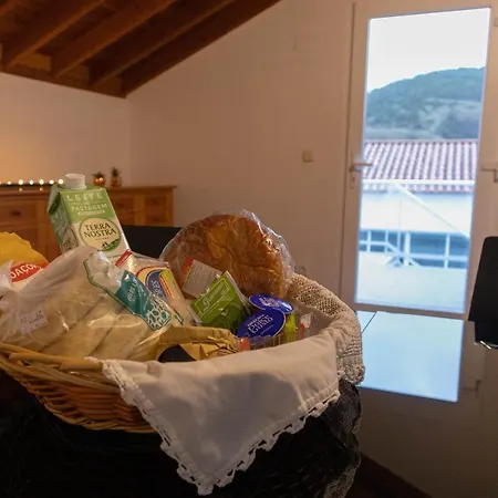 By The Hill شقة *